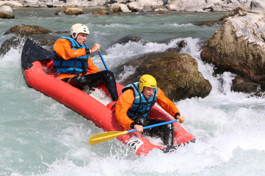 Kayakiste en action sur une riviere alpine